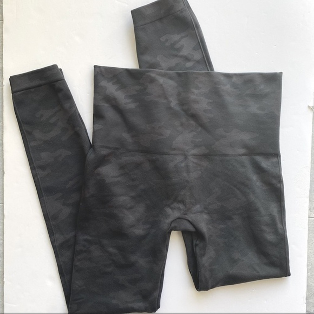 SPANX Seamless Camo Leggings Size Medium EUC